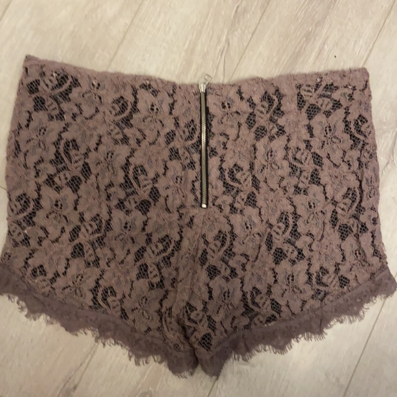 Lace violet shorts-zipper and elastic waist band - Picture 2 of 4
